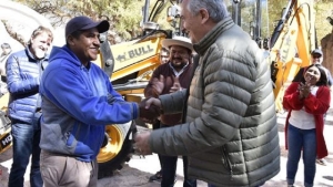 Morales entreg&oacute; una m&aacute;quina retroexcavadora al pueblo de Purmamarca
