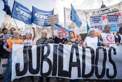 La CGT, las CTA y movimientos sociales marchan al Congreso junto a los jubilados