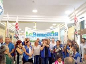 Bancarios sellaron un nuevo aumento y el sueldo b&aacute;sico ser&aacute; de $1,2 millones