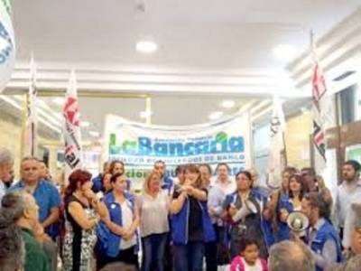 Bancarios sellaron un nuevo aumento y el sueldo b&aacute;sico ser&aacute; de $1,2 millones