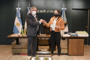 El Gobernador Gerardo Morales entreg&oacute; un subsidio a "la Pumita" Carabajal para nuevos desaf&iacute;os deportivos