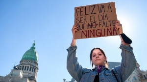 Miles de mujeres y disidencias reclamaron ante el Congreso con la consigna "la deuda es con nosotras"