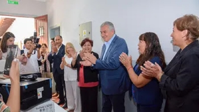 Junta de Calificaci&oacute;n: Gerardo Morales entreg&oacute; computadoras y visit&oacute; el Hogar Escuela