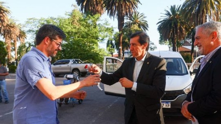 Sadir entreg&oacute; veh&iacute;culo para traslados y equipamiento odontol&oacute;gico