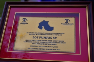 Concejales entregaron el dispositivo legal que declar&oacute; de inter&eacute;s municipal la visita de los pumpas xv