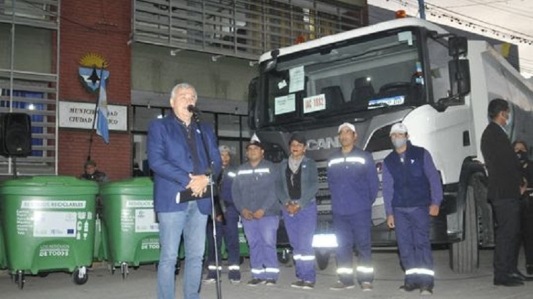GIRSU. El gobernador entreg&oacute; camiones y contenedores en Perico