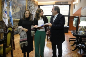 El Vicegobernador hizo entrega de banderas de ceremonia a dos escuelas
