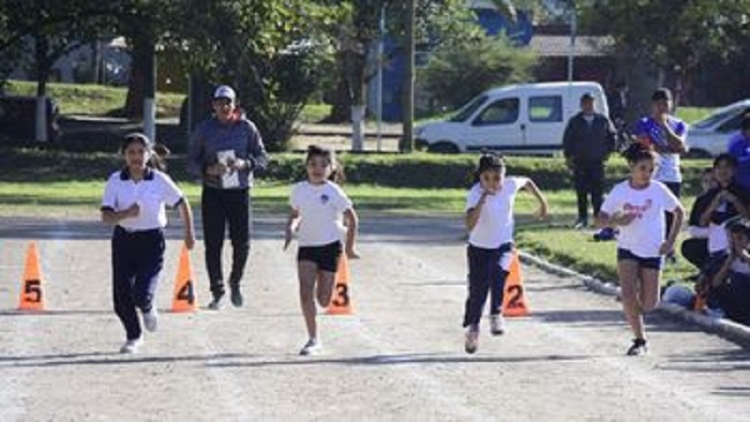 Inici&oacute; la disciplina de atletismo de los Juegos Escolares