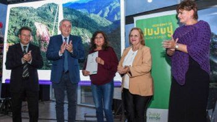 Cuidado de Bosques Nativos: Morales entreg&oacute; 92 millones de pesos a 125 beneficiarios