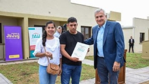 Gerardo Morales entreg&oacute; 50 viviendas para familias de Caimancito