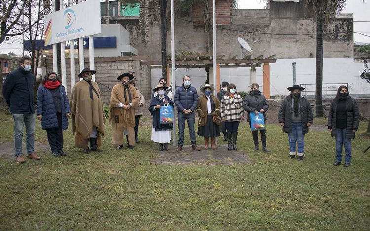 Izamiento de banderas y campa&ntilde;a &ldquo;abanderados de la ciudad&rdquo;