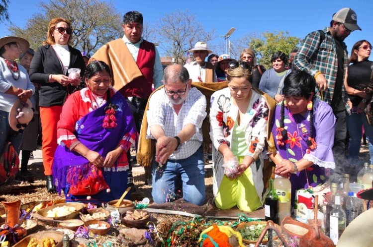 El intendente Jorge ofrend&oacute; a la Pachamama junto a vecinos y turistas