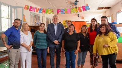 El Gobernador visit&oacute; el Hogar Escuela y salud&oacute; a ni&ntilde;os y docentes