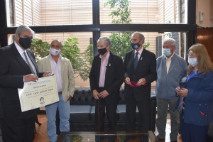 Reconocimiento al vicegobernador: autoridades del Instituto Belgraniano entregaron un diploma y una medalla por su colaboraci&oacute;n