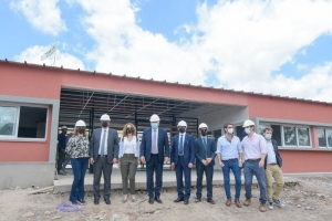 El gobernador junto a funcionarios de la CAF visitaron la Escuela Secundaria 45