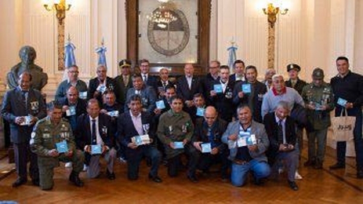Excombatientes de Malvinas recibieron medallas antes de su viaje a Neuqu&eacute;n