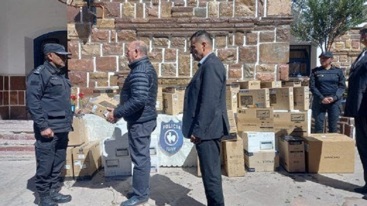 Entrega de computadoras para fortalecer el sistema de tr&aacute;mites policiales