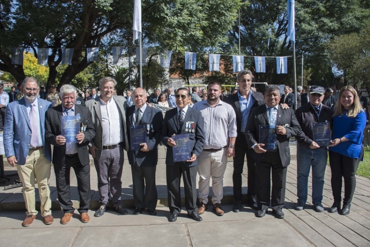 Entregaron placas con c&oacute;digo QR a veteranos  y familiares de ca&iacute;dos en guerra de Malvinas