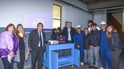 El Gobernador destac&oacute; la digitalizaci&oacute;n de la escuela EET N&deg;2