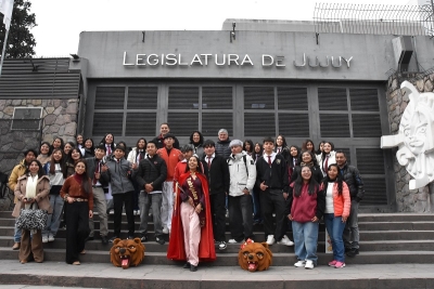 Estudiantes de la Escuela Normal de Tilcara promocionaron en la Legislatura su elecci&oacute;n de reina