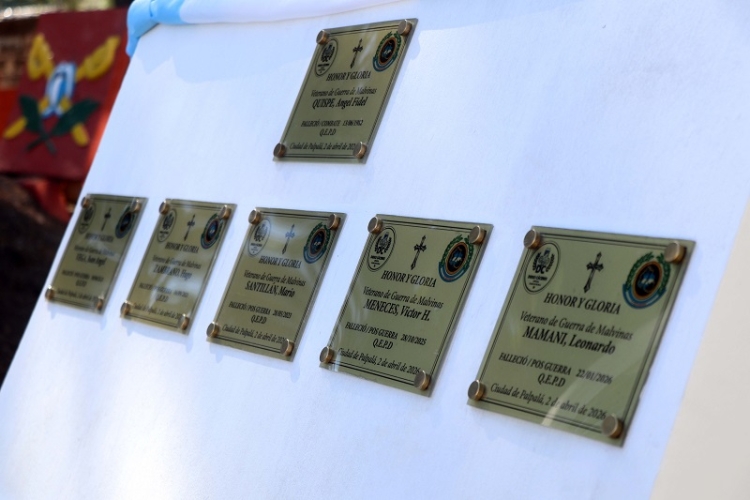 El intendente Rivarola inaugur&oacute; el 1&deg; cenotafio conmemorativo a los ca&iacute;dos en Malvinas