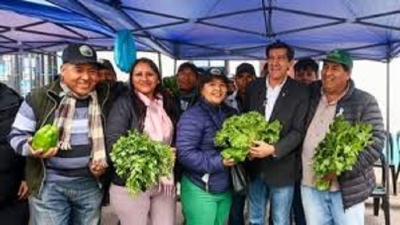 El gobernador Carlos Sadir recorri&oacute; la expo "Regiones Vivas" en El Carmen