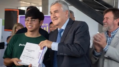 Morales entreg&oacute; certificados a 220 j&oacute;venes formados en Desarrollo Web