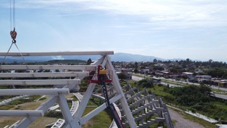 Ciudad Deportiva: minuciosa instalaci&oacute;n de vigas para la cubierta del estadio