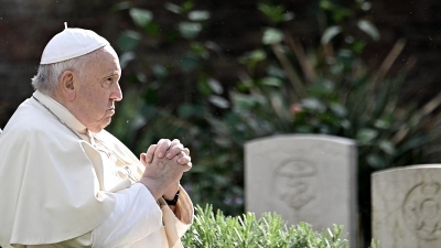 El papa Francisco llam&oacute; a Javier Milei para felicitarlo por su triunfo en el balotaje