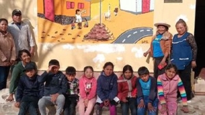 Pintan mural en la Escuela N&deg; 297 de Piedra Negra