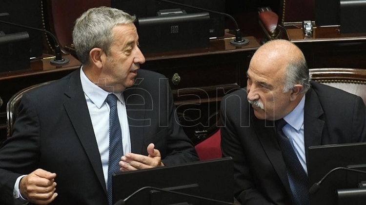 Cobos pidi&oacute; incluir los cr&eacute;ditos UVA en la ley de solidaridad social