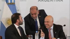 Ley de Bases y paquete fiscal: el oficialismo consigui&oacute; las firmas y lograr&aacute; ma&ntilde;ana el dictamen