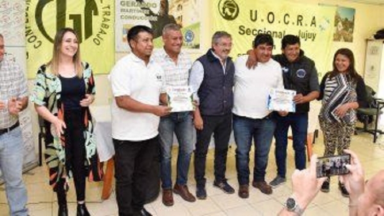 Trabajo y Empleo junto a UOCRA entregaron certificados por capacitaci&oacute;n laboral