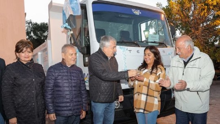 Gerardo Morales entreg&oacute; un cami&oacute;n que favorecer&aacute; la producci&oacute;n en Uqu&iacute;a