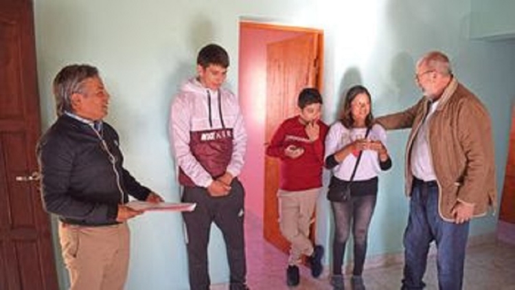 El IVUJ entreg&oacute; una vivienda recuperada y adaptada para una persona con discapacidad y su familia