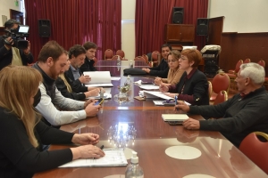 La Legislatura trabaja para instituir el uso de la imagen de las islas malvinas en guardapolvos y uniformes escolares