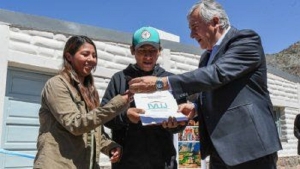 El gobernador Morales entreg&oacute; 10 viviendas en Tumbaya