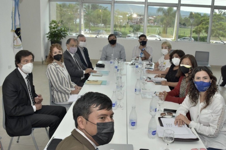 Funcionarios y gremios de educaci&oacute;n comenzaron el di&aacute;logo para la mejora salarial