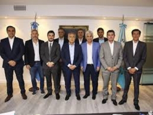 Gobernadores esperan reanudar las negociaciones por Presupuesto, mientras la oposici&oacute;n quieren derogar DNU sobre deuda