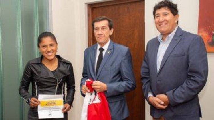Sadir entreg&oacute; beca deportiva a Tamara L&oacute;pez que competir&aacute; en el Mundial de Trail de Monta&ntilde;a de Austria
