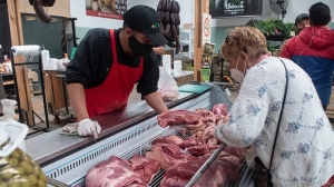 El Gobierno trabaja para frenar el precio de la carne y garantizar la provisi&oacute;n