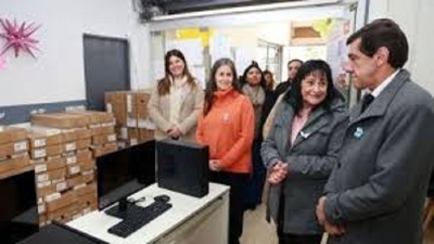 Carlos Sadir entreg&oacute; equipamiento inform&aacute;tico a la Secretar&iacute;a de Ni&ntilde;ez, Adolescencia y Familia