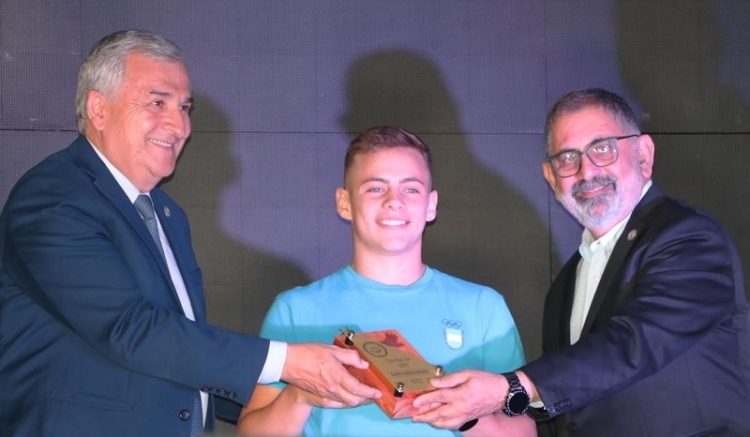 Despu&eacute;s de 16 a&ntilde;os se entregaron los premios C&oacute;ndor de Plata y Oro a la ciudad