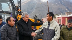 Morales entreg&oacute; una pala retroexcavadora para Volc&aacute;n