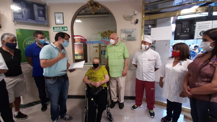 Entrega de minuta de inter&eacute;s municipal e imposici&oacute;n de placa a la Helader&iacute;a Ping&uuml;ino