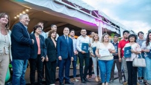 Entrega de certificados de cr&eacute;ditos a emprendedores y empresarios de Jujuy