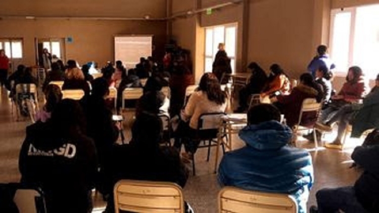 Acompa&ntilde;amiento a las escuelas con  pedagog&iacute;a del cuidado