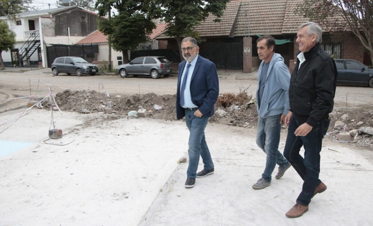 El intendente Jorge visit&oacute; la obra de pavimento de la calle Alberti