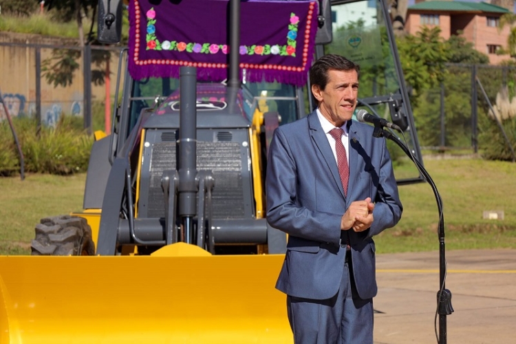 Entrega de m&aacute;quinas a pueblos de Valle Grande: &ldquo;cumplimos con el compromiso&rdquo;, dijo Sadir