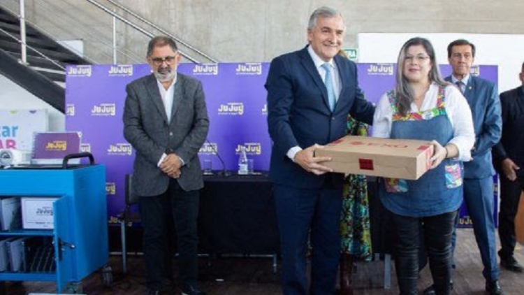 Educaci&oacute;n p&uacute;blica: Morales y Sadir entregaron 199 PC para escuelas de toda la provincia